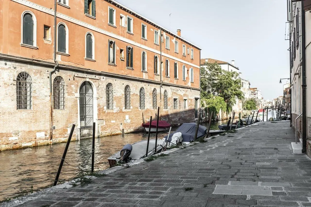 Apartmán Elegant Fornasa Vecia, Canal View With A Beautiful Garden R&R Benátky Itálie